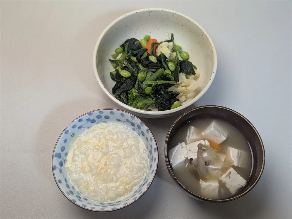 回復食昼ｰ卵粥＋みそ汁＋野菜蒸し (1)